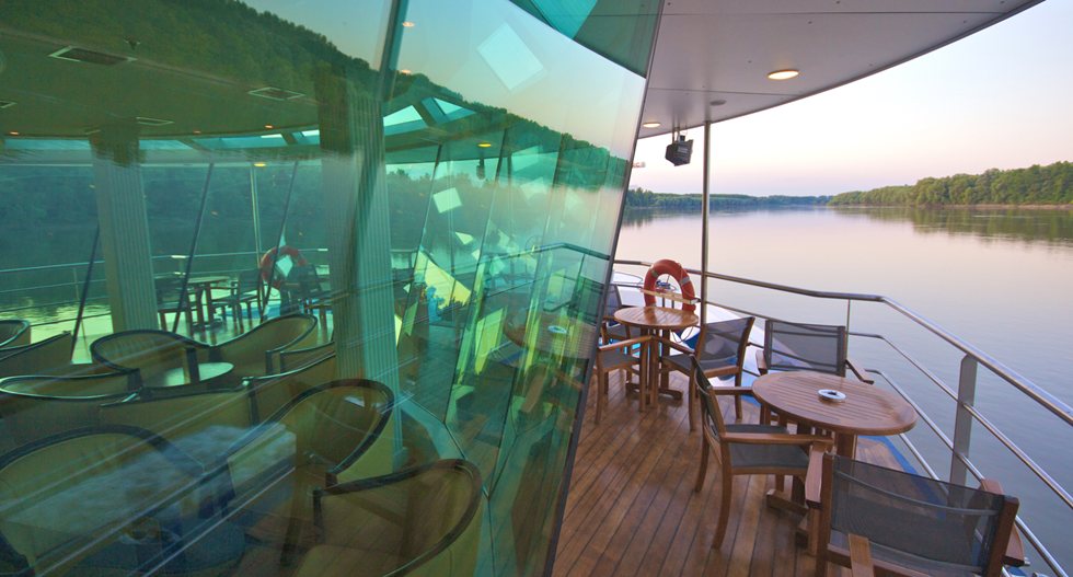 Terraza a bordo del AmaCello CRUCEROS FLUVIALES DE LUJO AMAWATERWAYS CRUCEROS AMACELLO CRUCEROS FLUVIALES DE LUJO AMAWATERWAYS CRUCEROS AMAWATERWAYS LUXURY RIVER CRUISES TERRAZA VISTAS ATARDECER